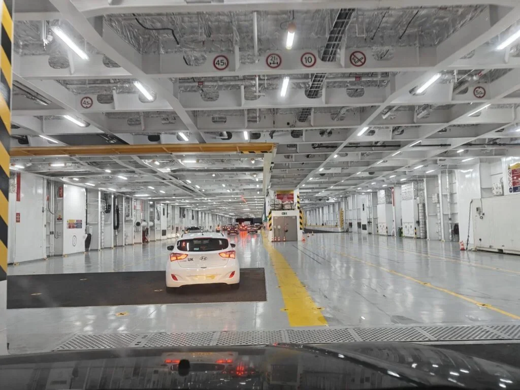 Ruimtelijk parkeerdek op de Brittany Ferries veerboot