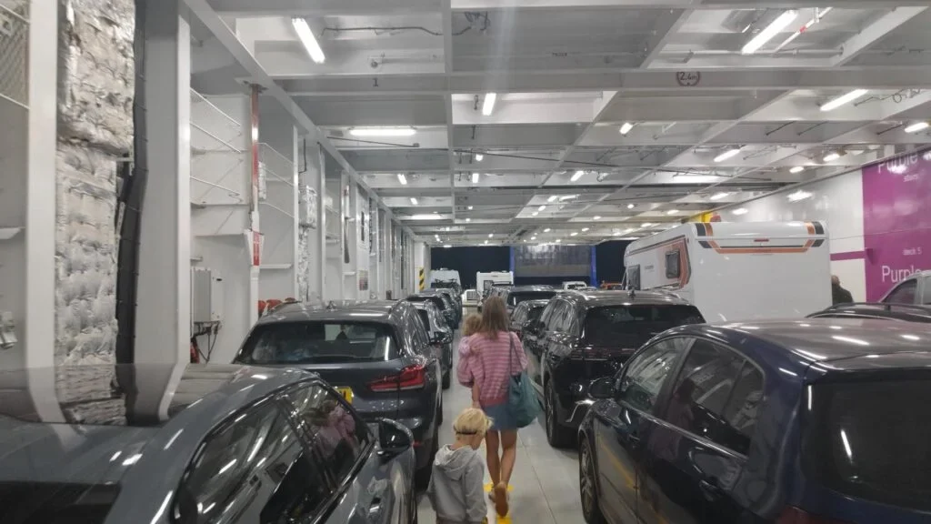 Parkeerdek op de veerboot naar Cherbourg