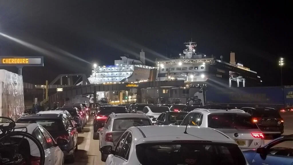 Het parkeerterrein voor dat men kan boarden voor de veerboot naar Frankrijk