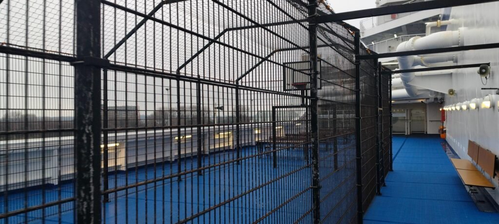 Voetbalveld en basketbal buiten op het dek