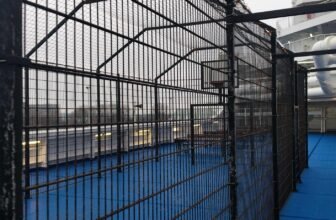 Voetbalveld en basketbal buiten op het dek