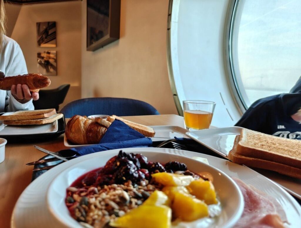 Ontbijt op Stena Line met uitzicht op zee