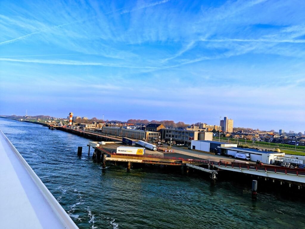 Hoek van Holland gezien vanaf de Stena Hollandica