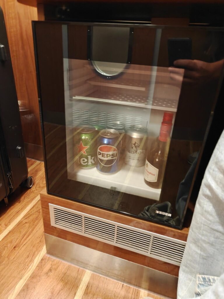 Minibar in een Captain's Class hut aan boord