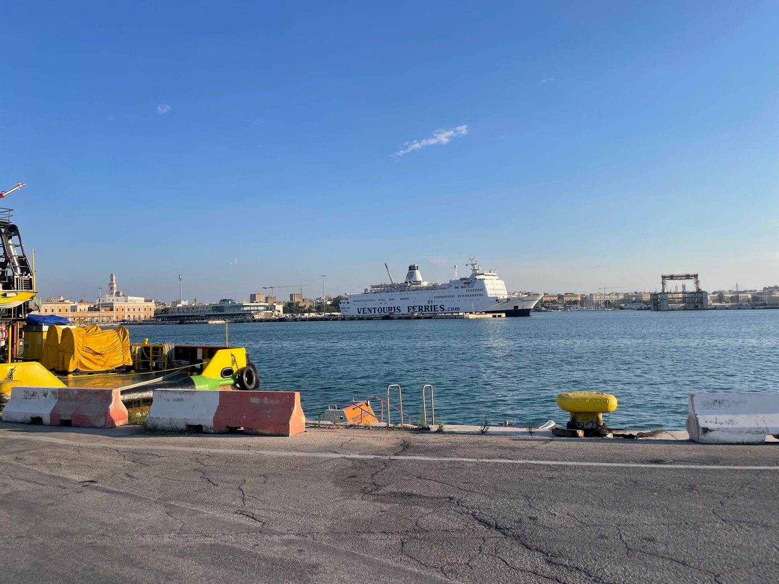 De witte veerboot Rigel III van Ventouris Ferries aan de kade in de haven van Bari, met de oude stad op de achtergrond