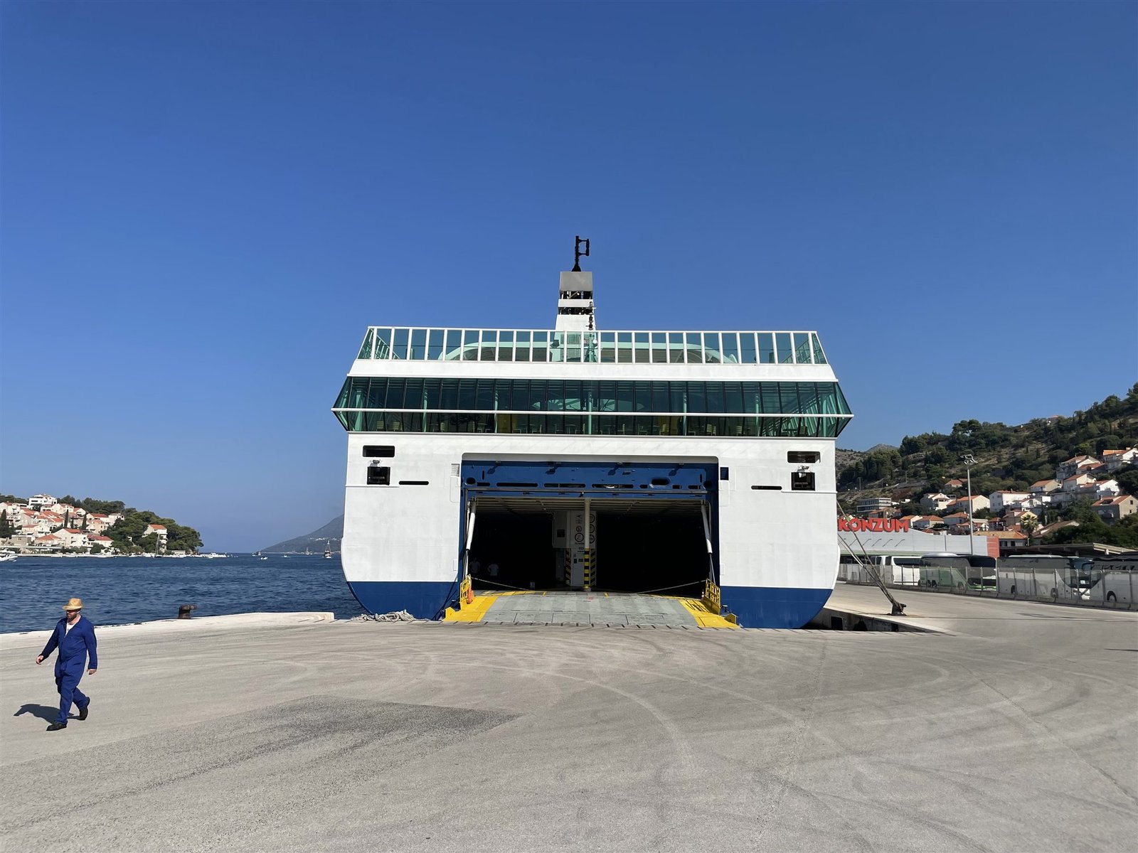 De Dalmacija van Jadrolinija aan de kade in Dubrovnik met de laaddeur open