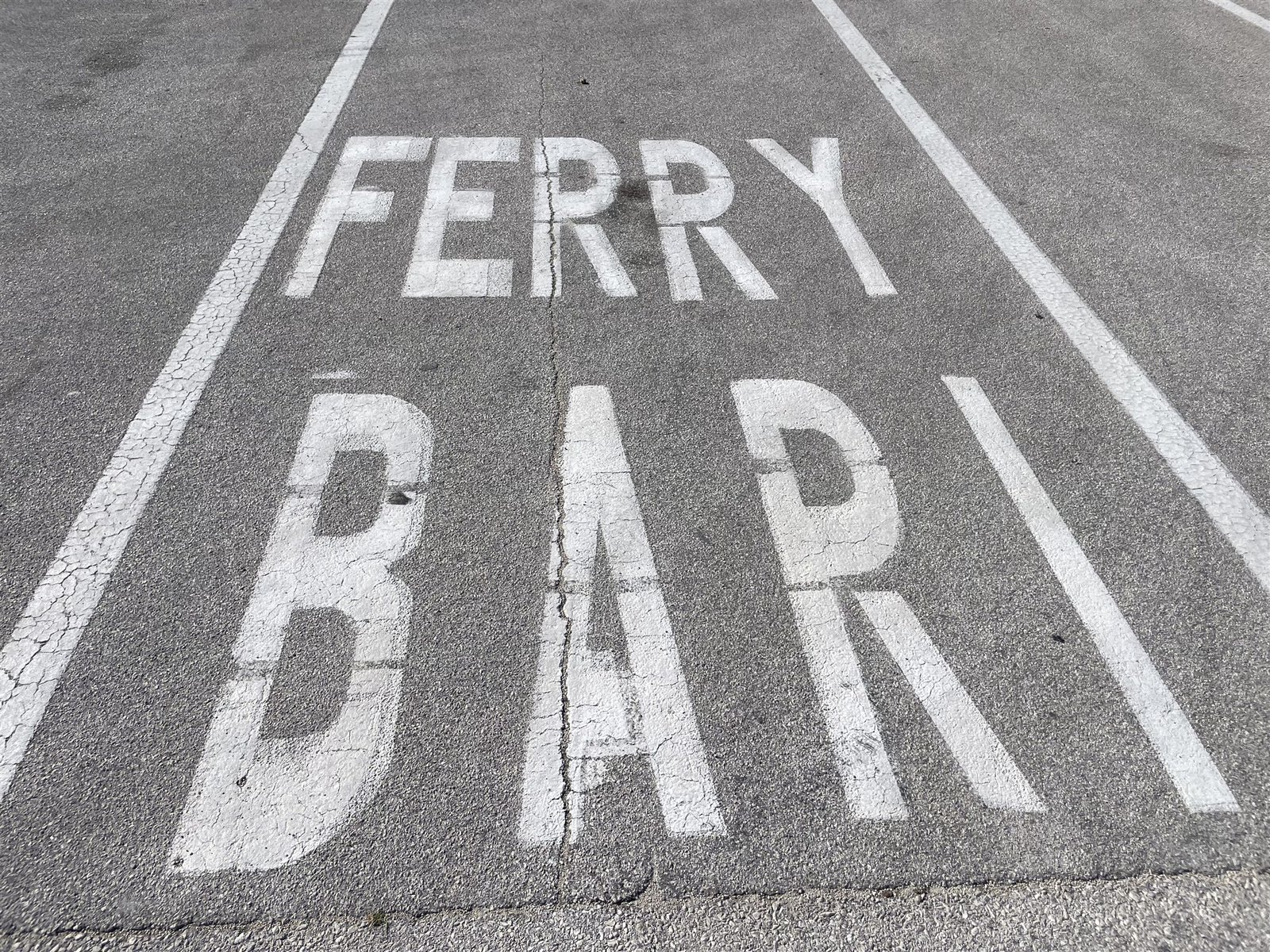 Wegmarkering met de tekst Ferry Bari op het asfalt van de kade in Dubrovnik