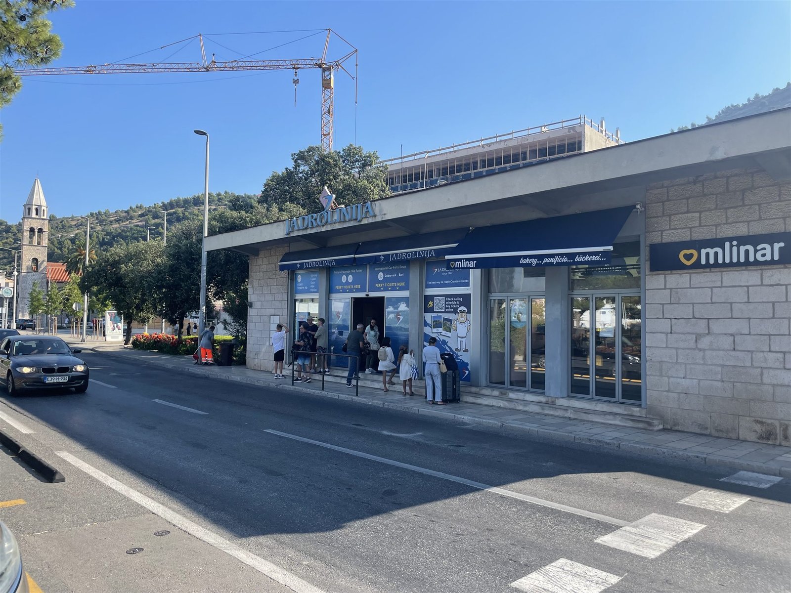 Het kantoor van Jadrolinija in de haven van Gruž in Dubrovnik, met reizigers bij de ingang