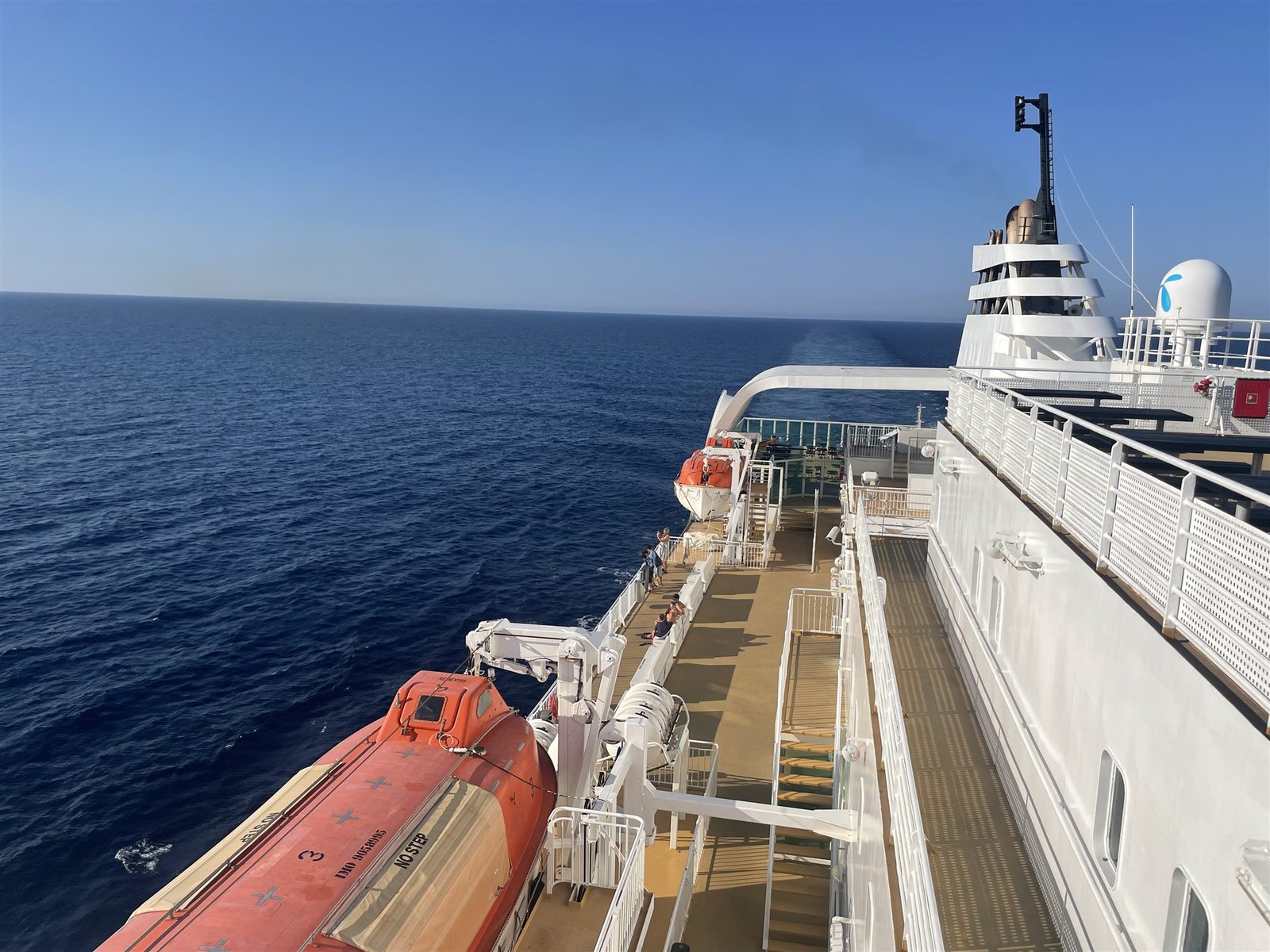 Het buitendek van de Dalmacija op de Adriatische Zee, met reddingsboten en passagiers aan de reling