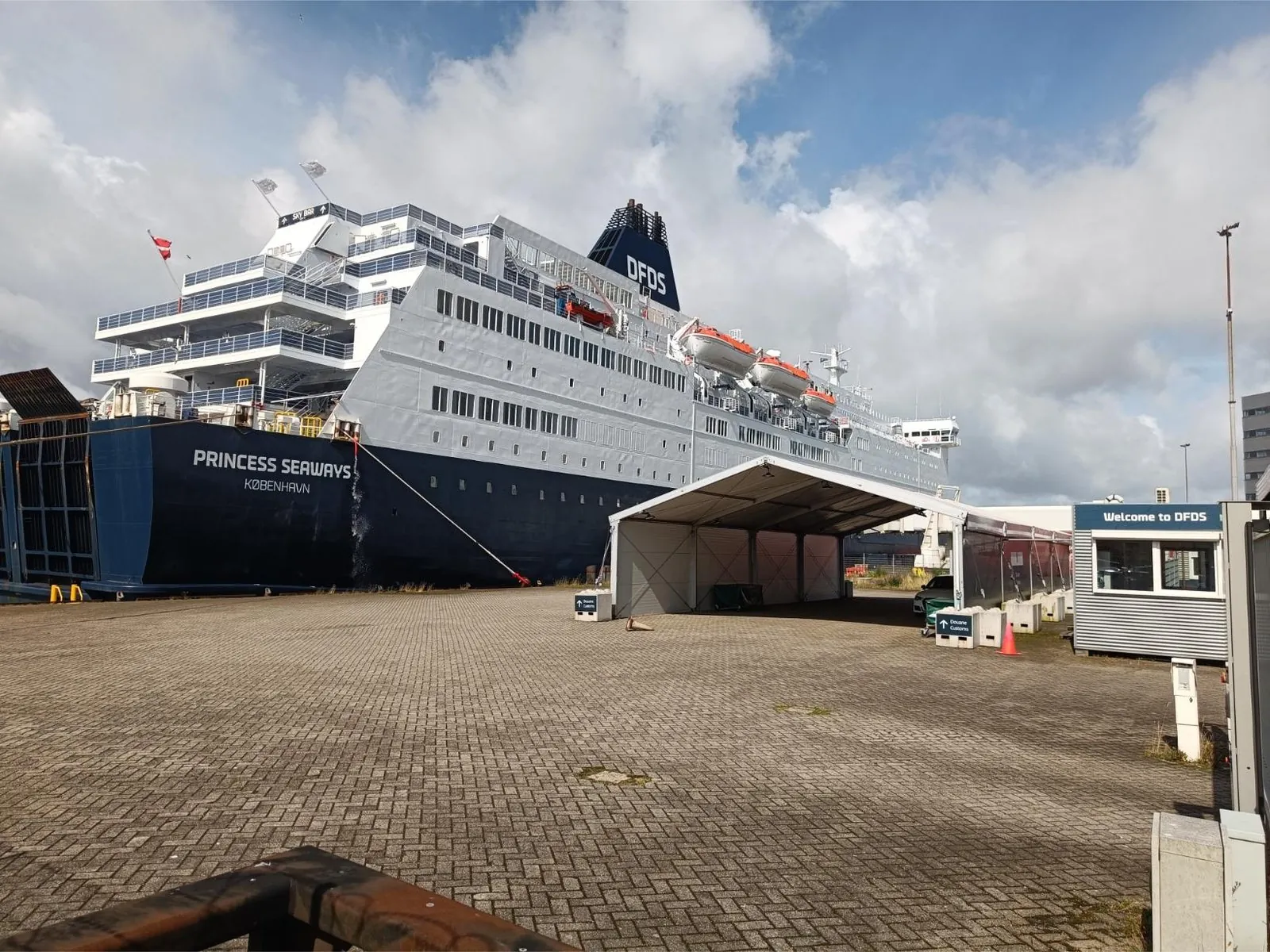 De Princess Seaways van DFDS in IJmuiden