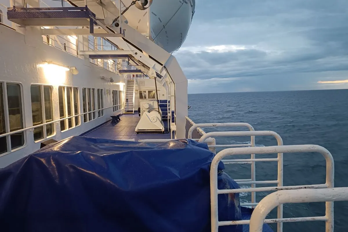 Uitzicht vanaf het dek 's avonds op de Noordzee