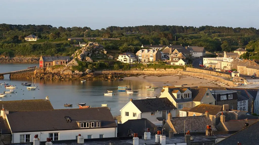 Hugh Town op St Mary's, de hoofdplaats van de Scilly-eilanden, gezien over de baai