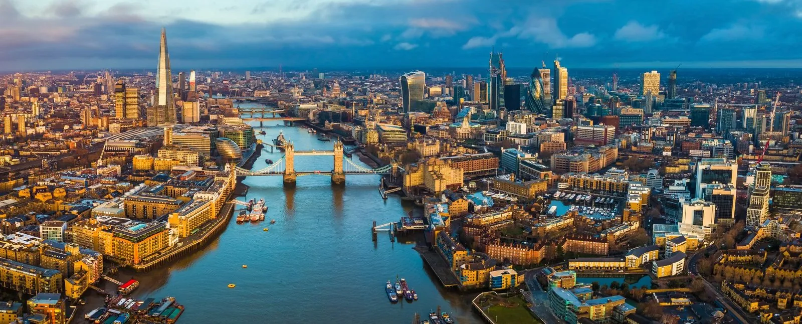 De Theems met Tower Bridge en de torens van de City, van boven gezien