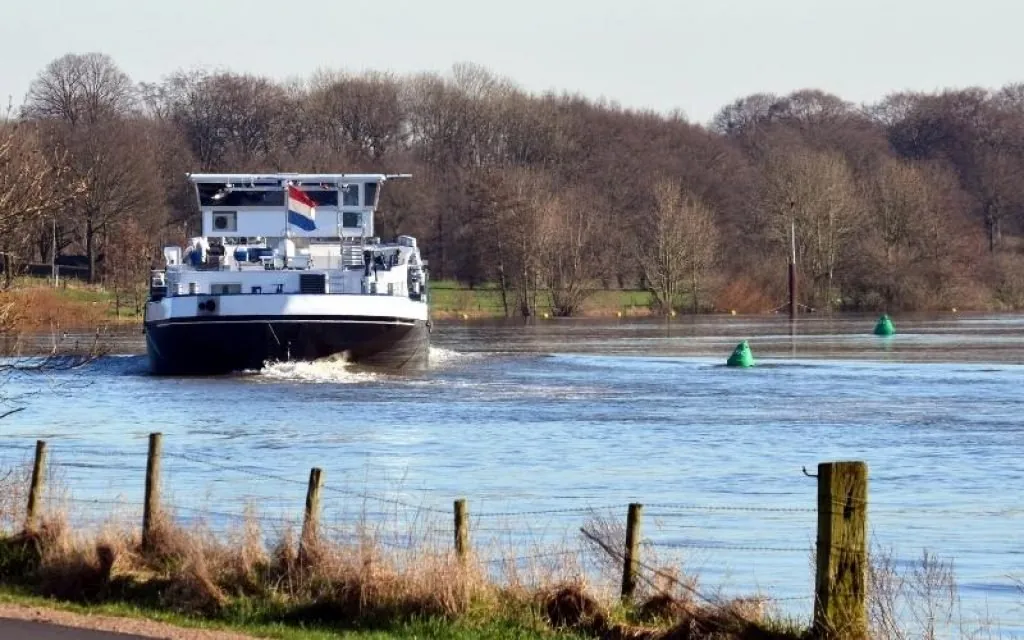 Een binnenvaartschip onderweg op de rivier