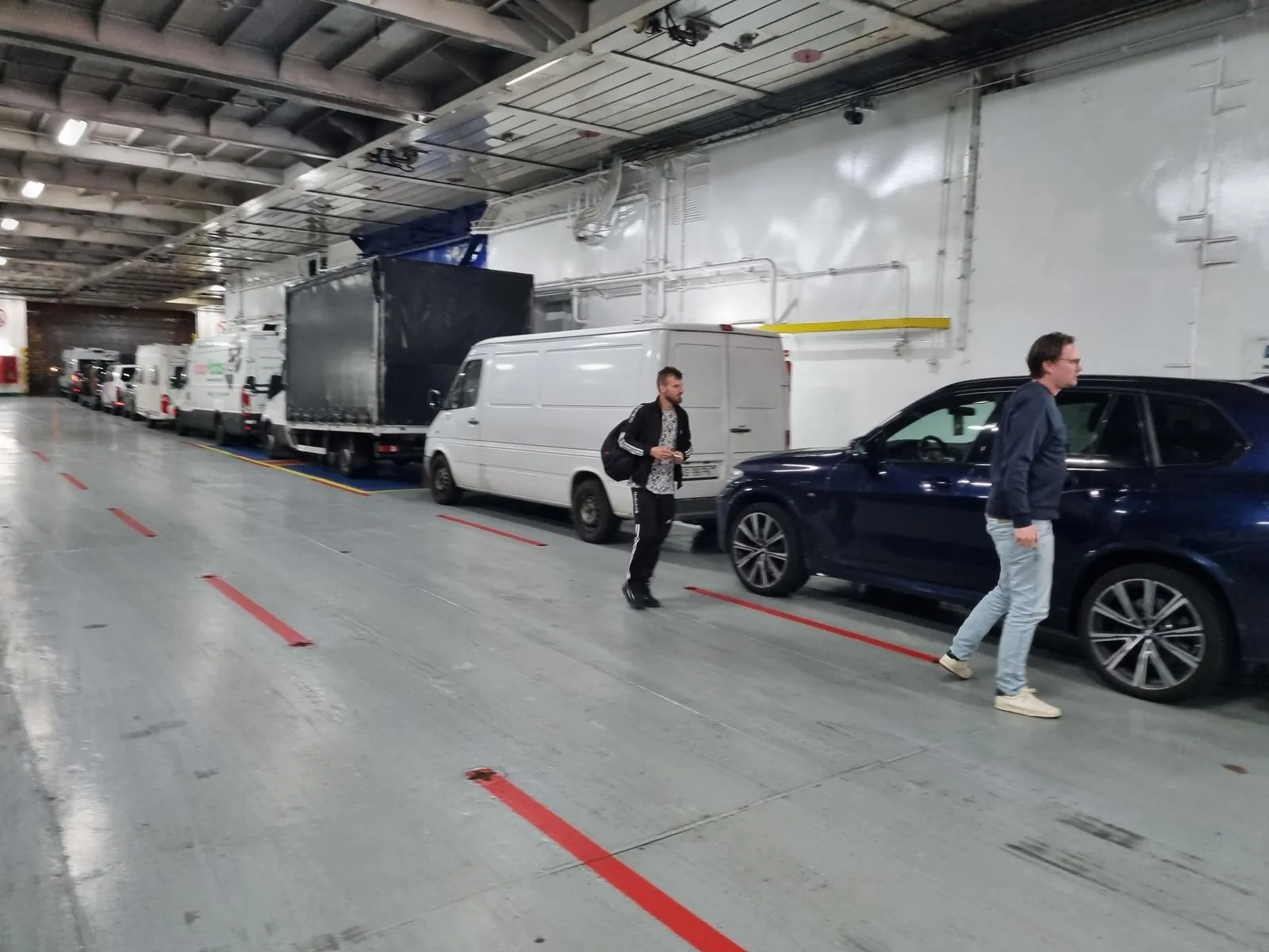 Parkeerdek met auto's aan boord
