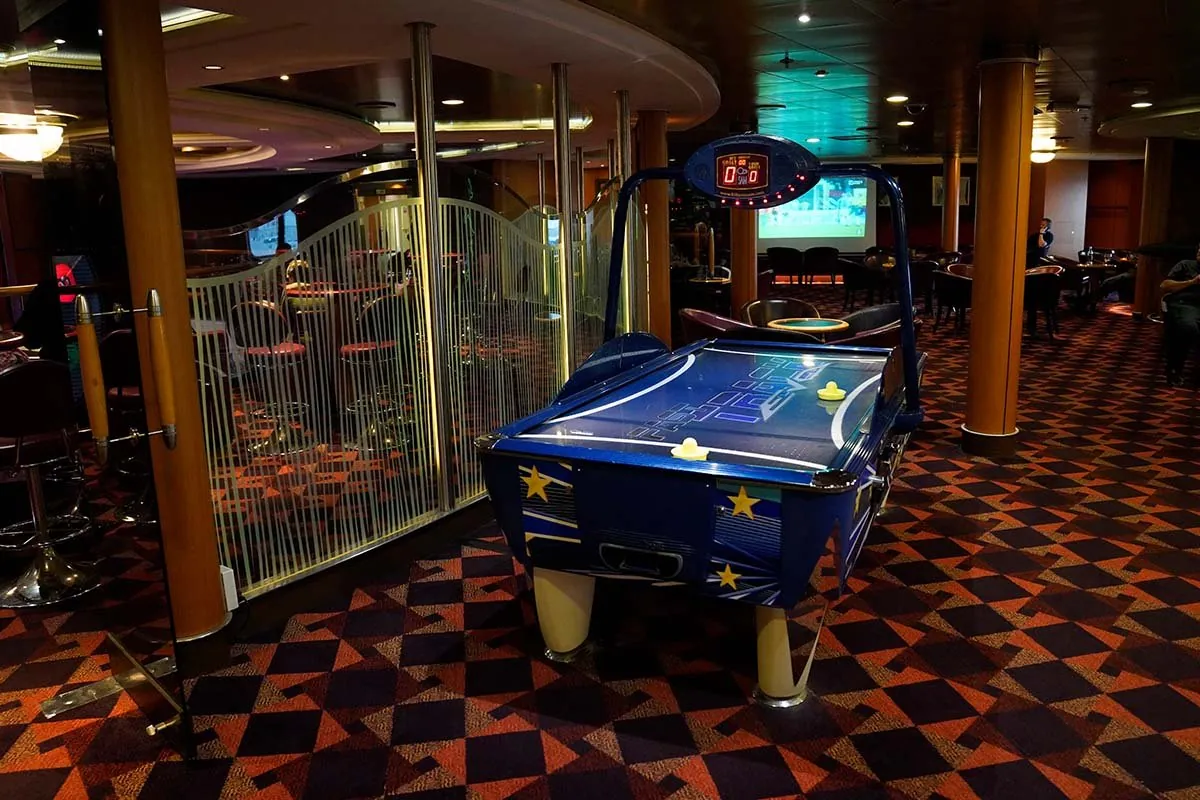 Airhockeytafel en Show Bar aan boord van de Pride of Hull