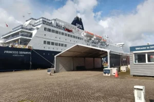 De Princess Seaways van DFDS aan de kade