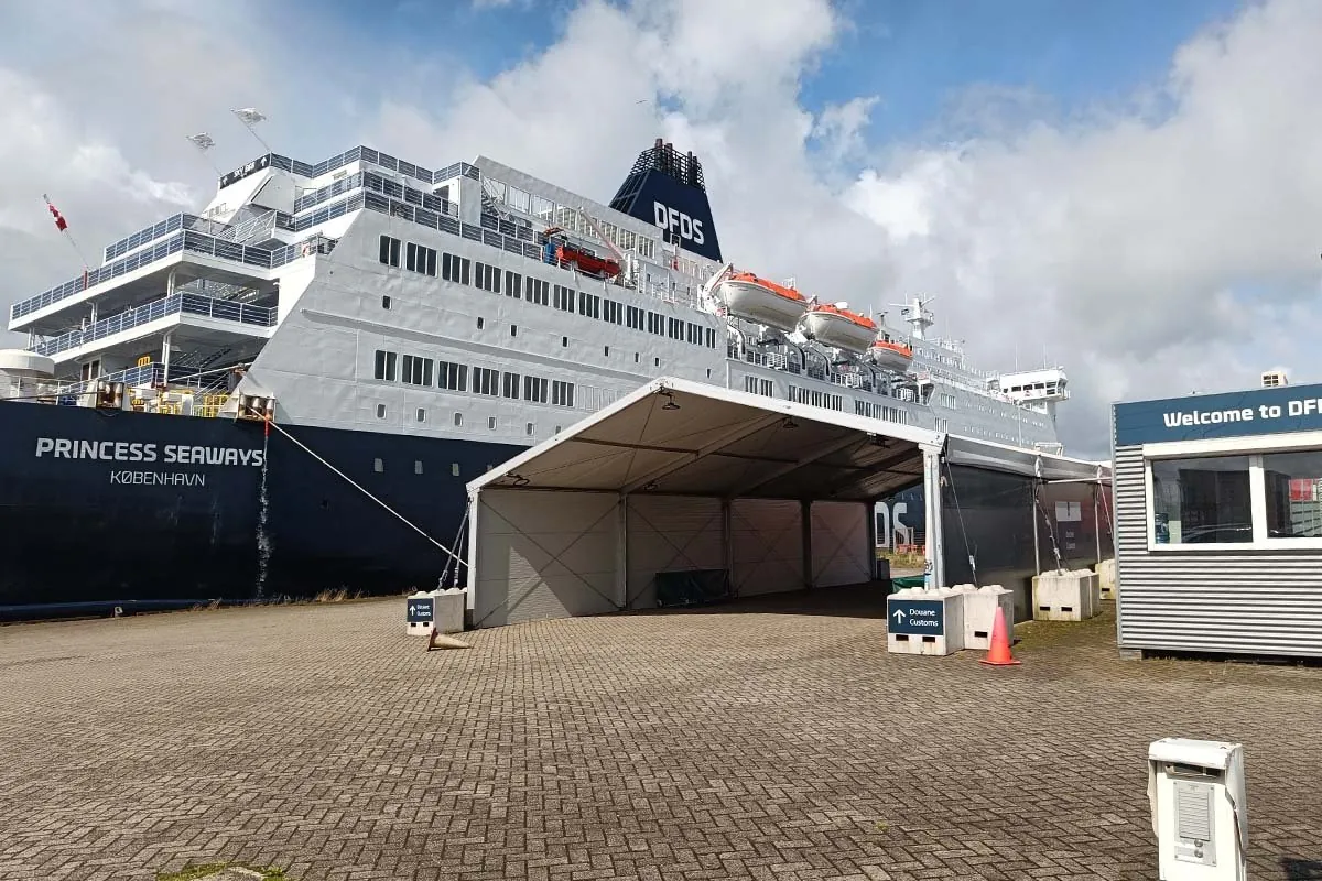 De Princess Seaways van DFDS aan de kade