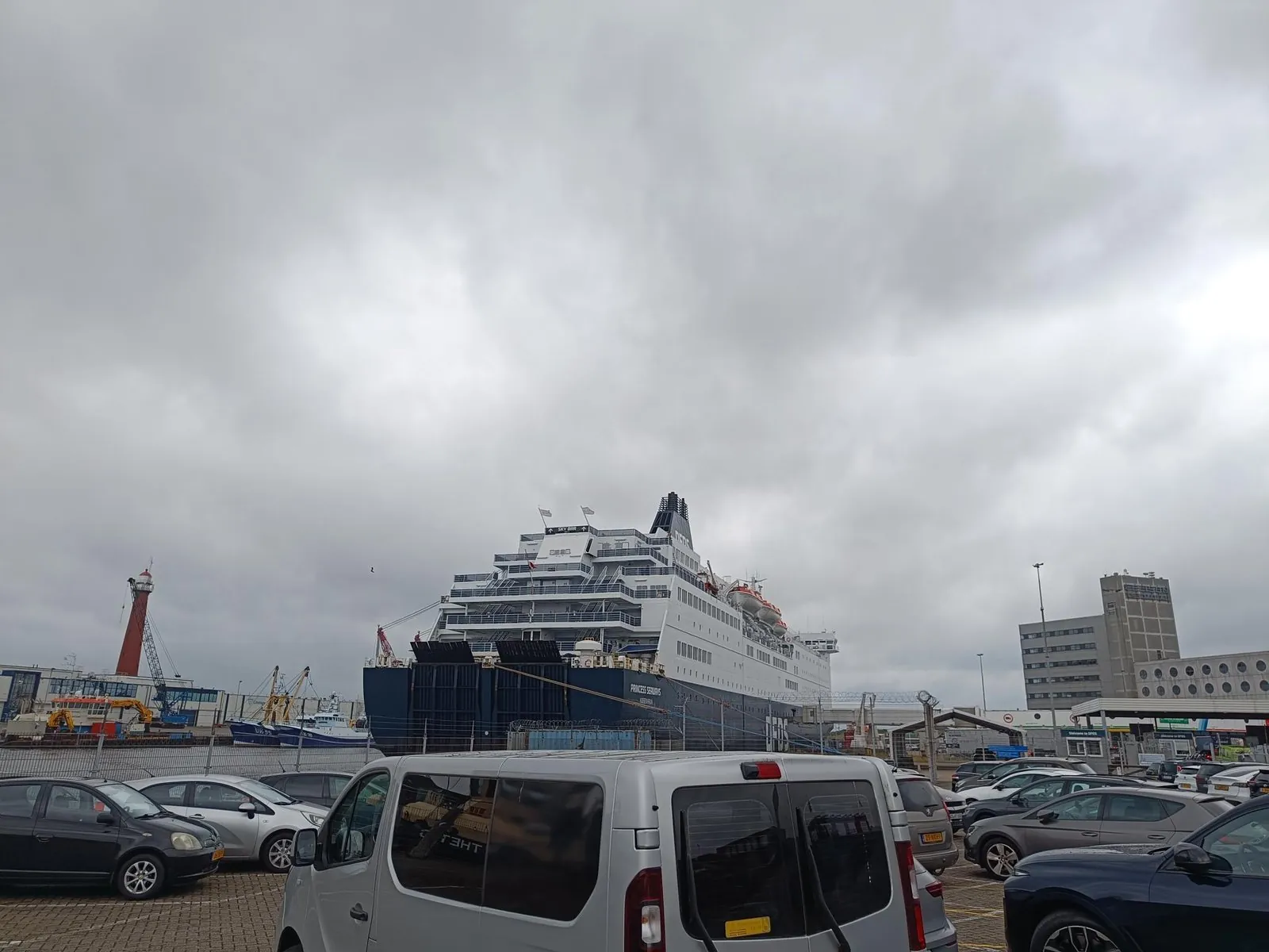 De Princess Seaways gezien vanaf het parkeerterrein bij de Felison Terminal, met geparkeerde auto's op de voorgrond