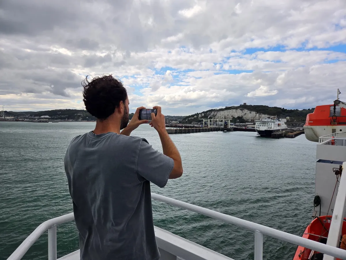 Bram fotografeert vanaf de reling de haven van Dover met de witte krijtrotsen